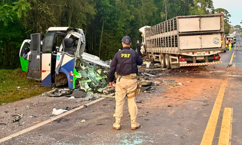 Acidente grave na BR-373 deixa 23 mortos após colisão entre ônibus de saúde e caminhão em Ipiranga