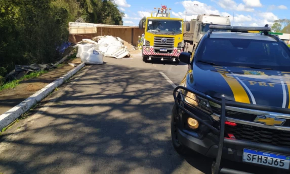 Acidente na BR-277 provoca interdição parcial por mais de sete horas no Paraná