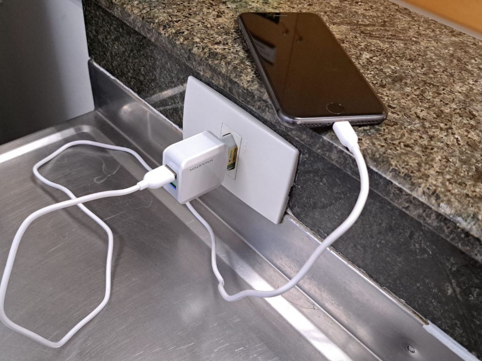 Alerta do Corpo de Bombeiros: Carregadores de celular podem causar incêndios e até explosões; veja dicas de segurança