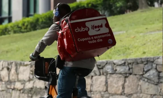 Apenas 44% dos jovens trabalham com carteira assinada no Brasil, indica Fundação Itaú