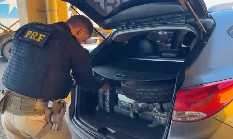 Atualização:PRF apreende quase meia tonelada de maconha após perseguição em Cascavel