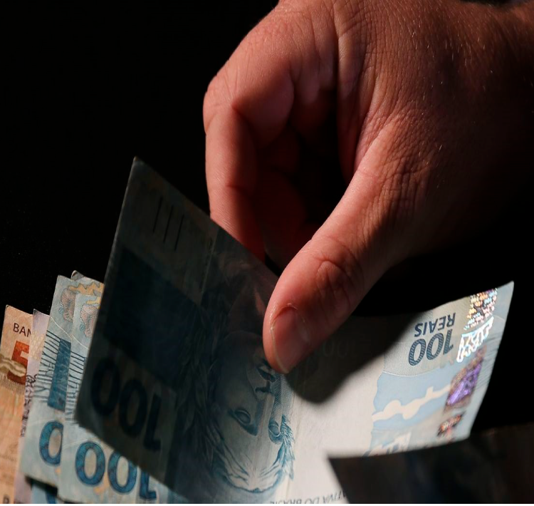 BENEFÍCIO: Auxílio Brasil é pago hoje a beneficiários com NIS de final 5.