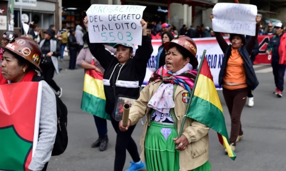 Bolívia enfrenta onda de protestos após anúncio de aumento nos combustíveis
