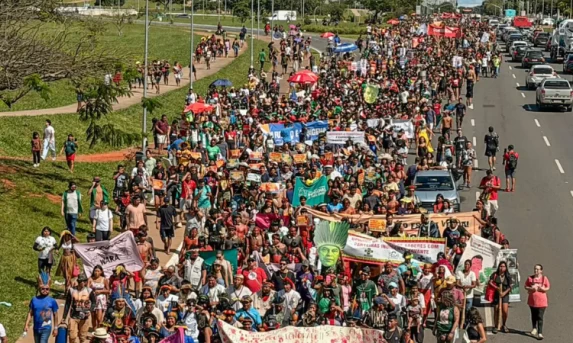 Brasil: Milhares de indígenas marcham em Brasília contra o Marco Temporal e em defesa dos territórios