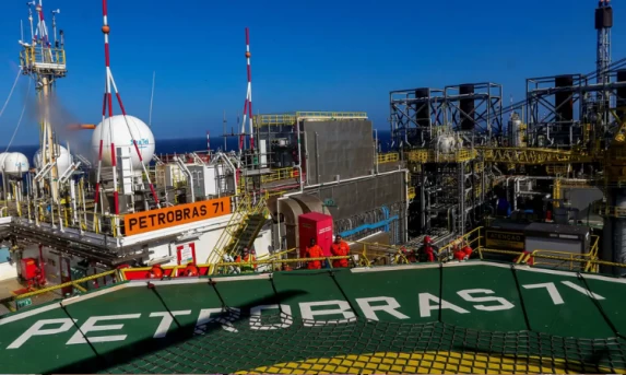 Brasil supera pela primeira vez 5 milhões de barris de petróleo e gás por dia