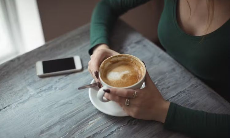 CAFÉ E SAÚDE: CONSUMO DE 2 A 3 XÍCARAS POR DIA PODE REDUZIR RISCO DE DEMÊNCIA, REVELA ESTUDO COM 131 MIL PESSOAS