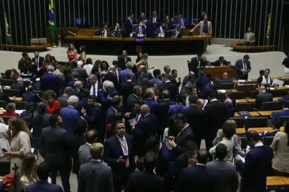 Câmara aprova isenção do IR para quem ganha até R$ 5 mil; projeto segue para o Senado