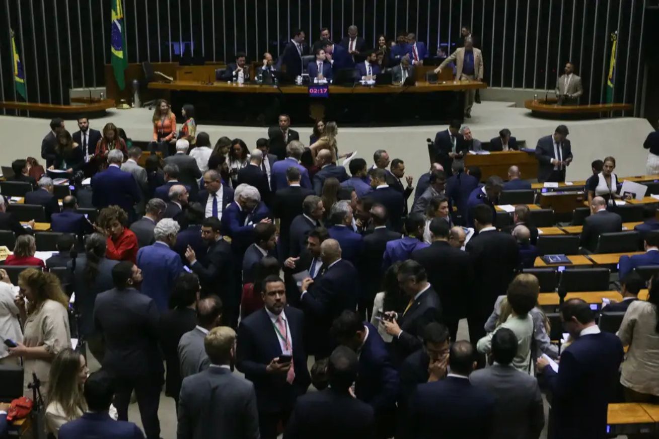 Câmara aprova isenção do IR para quem ganha até R$ 5 mil; projeto segue para o Senado