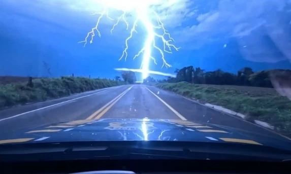 Câmera de viatura da PRF registra raio durante tempestade na BR-272, em Terra Roxa