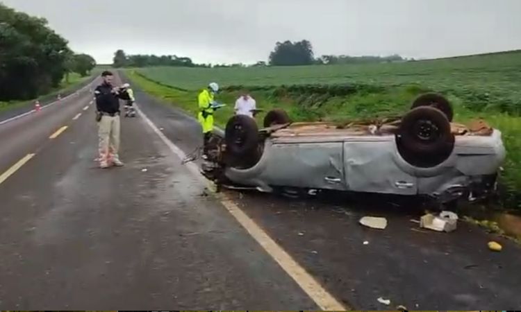 CAPOTAMENTO NO KM 567: VEÍCULO COM QUATRO PESSOAS SAI DA PISTA E COLIDE CONTRA BARRANCO EM CASCAVEL