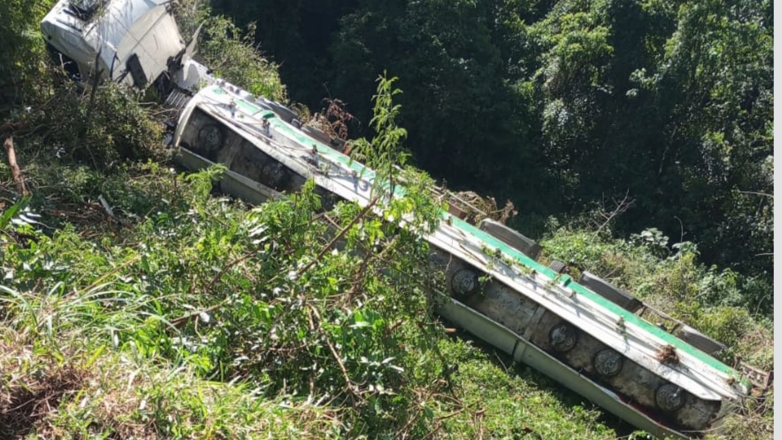 Carreta com combustível cai em ribanceira na tarde desta Segunda-feira dia 22 de setembro, e provoca vazamento na BR-277 em Campo Bonito