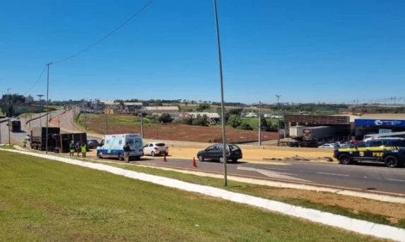 Carreta Tomba no Trevo Cataratas em Cascavel e Carga de Grãos Fica Espalhada
