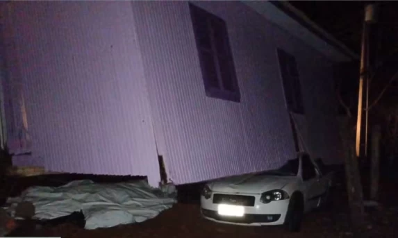 Casa é arrancada pelo vento e vai parar sobre carro durante temporal em SC
