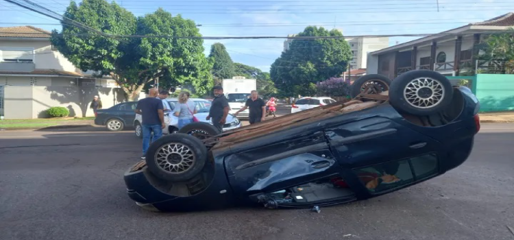 CASCAVEL: Carro capota após forte colisão no Centro.