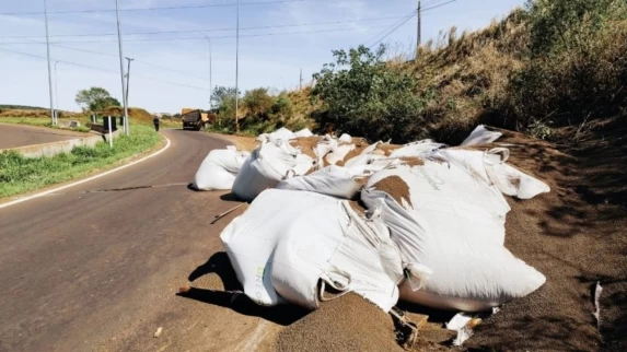 CASCAVEL: Sacos de adubo caem de caminhão durante acesso à BR-163 em Cascavel