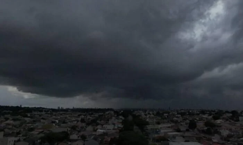 Ciclone no Paraguai e frente fria trazem temporais e queda de temperatura no feriadão no Paraná