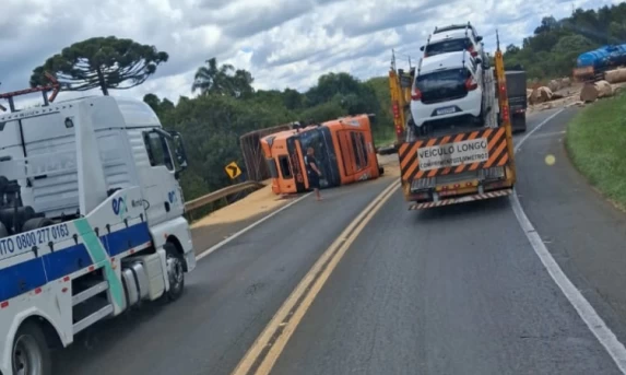 Colisão entre caminhões mobiliza equipes de socorro na BR-277 em Guarapuava
