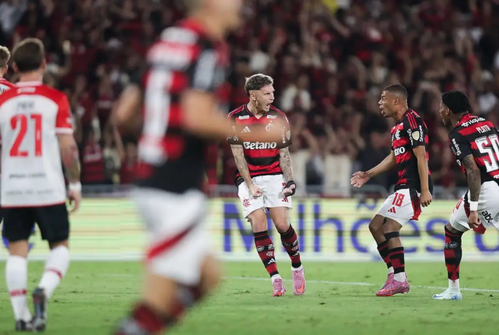 Com gol relâmpago, Flamengo vence Estudiantes e larga na frente na Libertadores