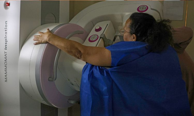 Cuidados na menopausa: SUS oferece consultas e apoio à saúde da mulher no Paraná