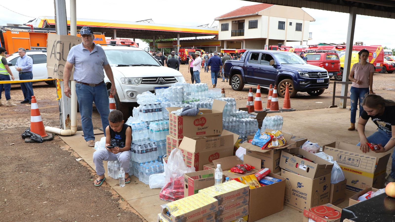 DEFESA CIVIL ENTREGA 4 TONELADAS DE ALIMENTOS E MILHARES DE MATERIAIS APÓS TORNADO EM RIO BONITO DO IGUAÇU