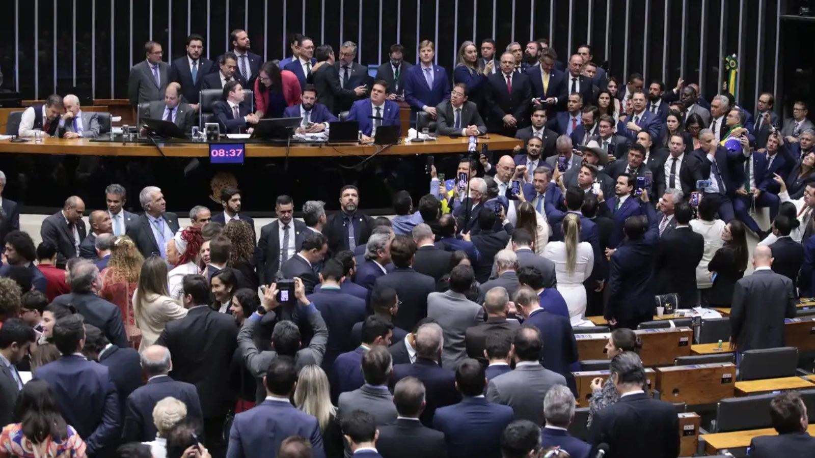 Deputados aprovam urgência para projeto de anistia aos atos de 8 de janeiro