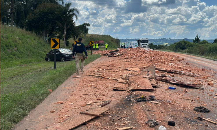 Derramamento de carga de tijolos provoca acidente com três veículos na BR-277 em Guarapuava