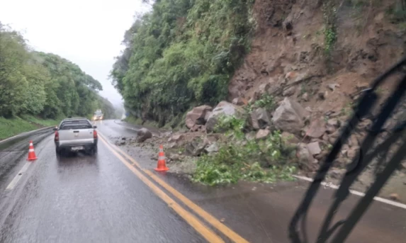 Deslizamento de terra bloqueia parcialmente a BR-277 em Guaraniaçu