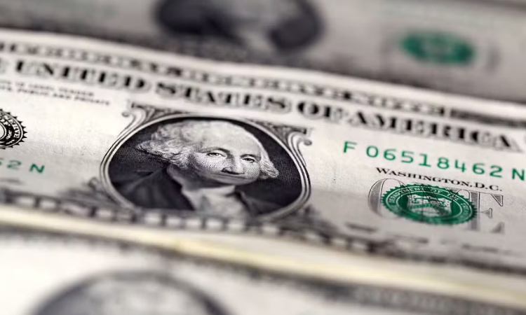 Dólar fecha em queda e atinge menor valor em dois anos com otimismo sobre paz no Oriente Médio