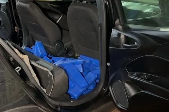 DROGAS E CRIME: PRF Apreende 200 kg de Maconha em Carro Furtado Conduzido por Adolescente na BR-277