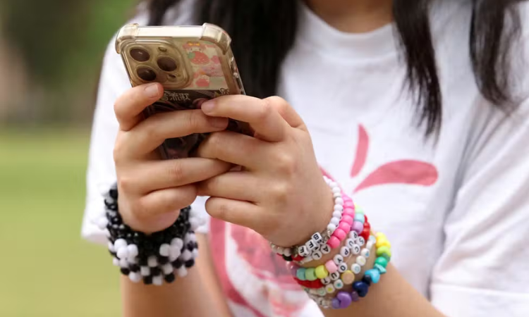 E se fosse no Brasil? França proíbe redes sociais para menores de 15 anos a partir de setembro