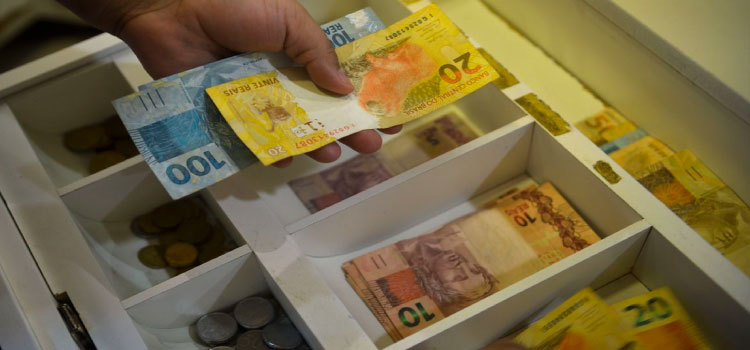 ECONOMIA: Mercado financeiro eleva projeção da inflação de 5,88% para 5,91%.