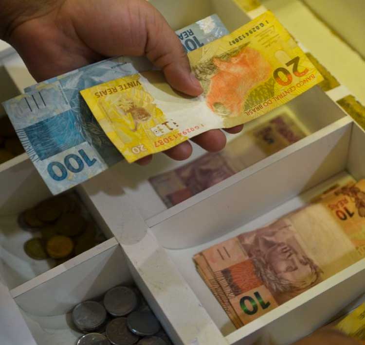 ECONOMIA: Mercado financeiro reduz projeção da inflação de 6,7% para 6,61%.