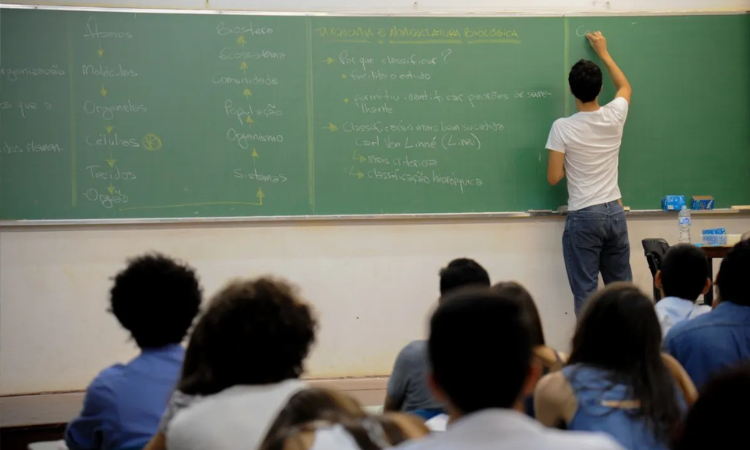 Educação: Lula sanciona novo Plano Nacional de Educação com meta de investimento de 10% do PIB