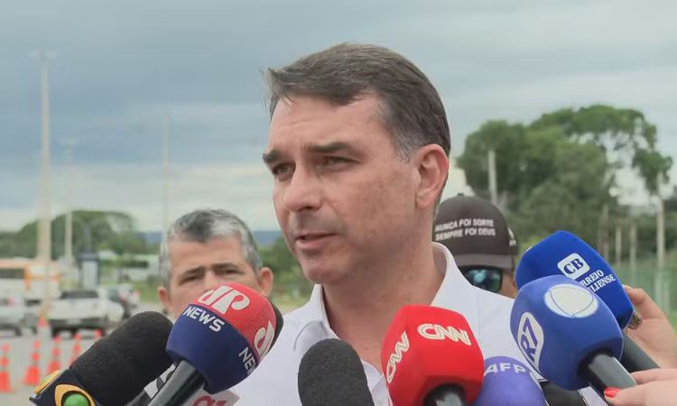 Flávio Visita Bolsonaro na Prisão e Reforça Pedido de Cirurgia Urgente; PF Fará Perícia
