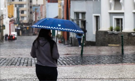 Frente fria e ar quente trazem alerta de temporais, granizo e calor acima de 30°C ao Paraná