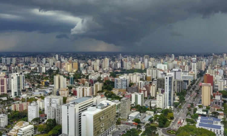 Frente fria e ciclone extratropical trazem tempestades severas ao Paraná nesta semana