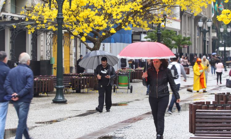 Frente fria encerra período de seca e traz queda de temperatura ao Paraná neste domingo