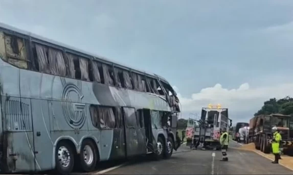 Grave Acidente: Ônibus com 24 passageiros atinge caminhão e tomba na BR-277, no Oeste do PR