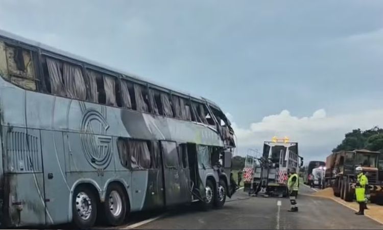 Grave Acidente: Ônibus com 24 passageiros atinge caminhão e tomba na BR-277, no Oeste do PR