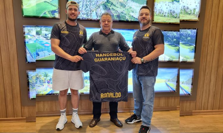 GUARANIAÇU Esporte que Une: Associação de Handebol entrega camiseta ao prefeito e celebra parceria
