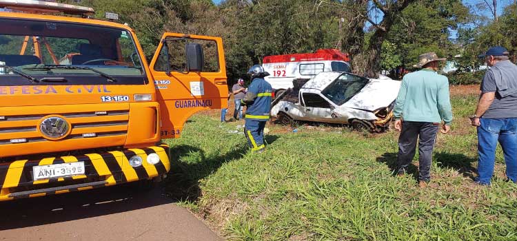GUARANIAÇU: Mulher perde controle da direção e bate em árvore na BR 277, KM 528.