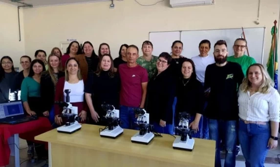 GUARANIAÇU: Secretaria de Educação entrega microscópios para escolas da rede municipal em Guaraniaçu