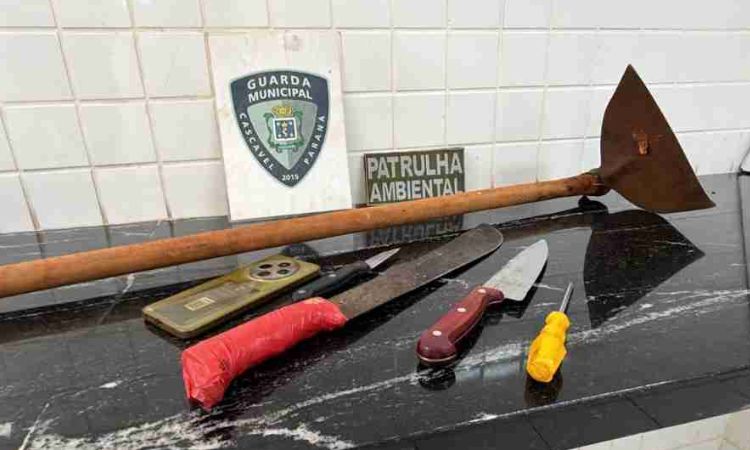 Homem armado com enxada e facas agride ex-colegas após demissão em empresa de Cascavel