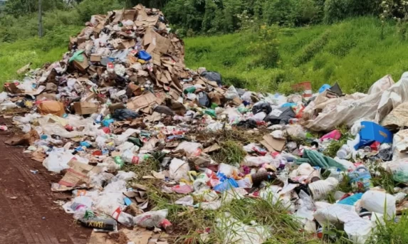 Homem é detido após ser flagrado descartando lixo em área de reserva ambiental em Ibema