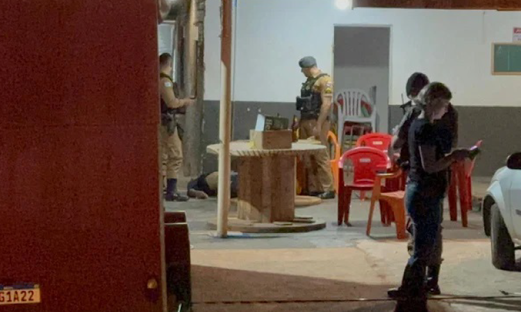 Homicídio em Cascavel: Um homem foi morto e outro gravemente ferido após serem baleados na Região Norte.