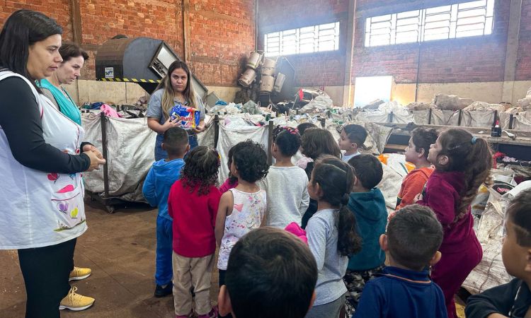 IBEMA: Alunos do CMEI Ildo Vigo de Ibema visitam a UVR e aprendem sobre o processo de reciclagem.