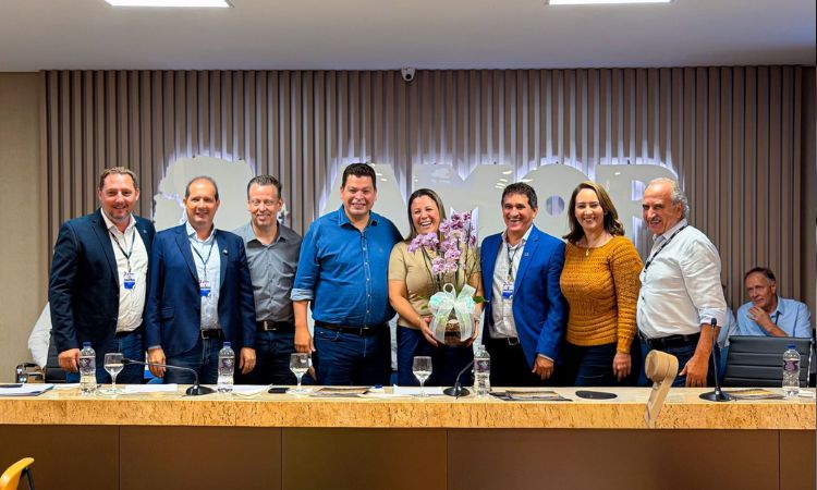 Ibema marca presença na eleição da AMOP e é homenageada por atuação na vice-presidência. 