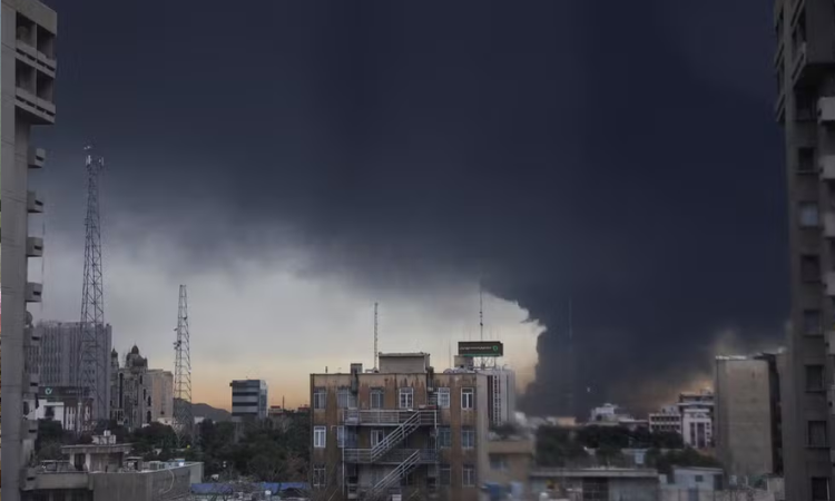 Internacional: Explosões transformam dia em noite no Irã e colocam cidades sob alerta de chuva ácida