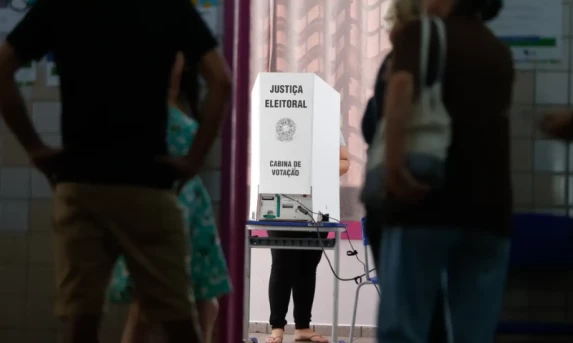 Justiça Eleitoral recebe mais de mil denúncias de propaganda irregular no início da campanha; Paraná soma 102 registros