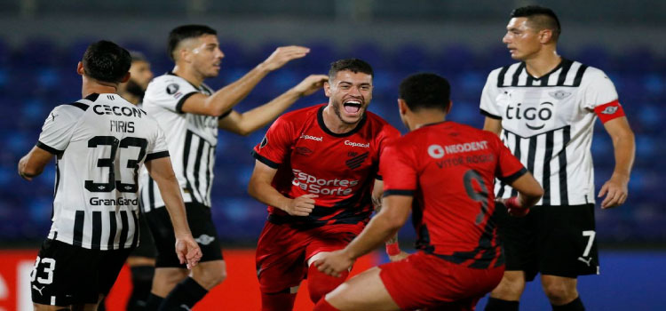 LIBERTADORES: Athletico-PR bate Libertad do Paraguai para manter a liderança do Grupo G da competição Continental.